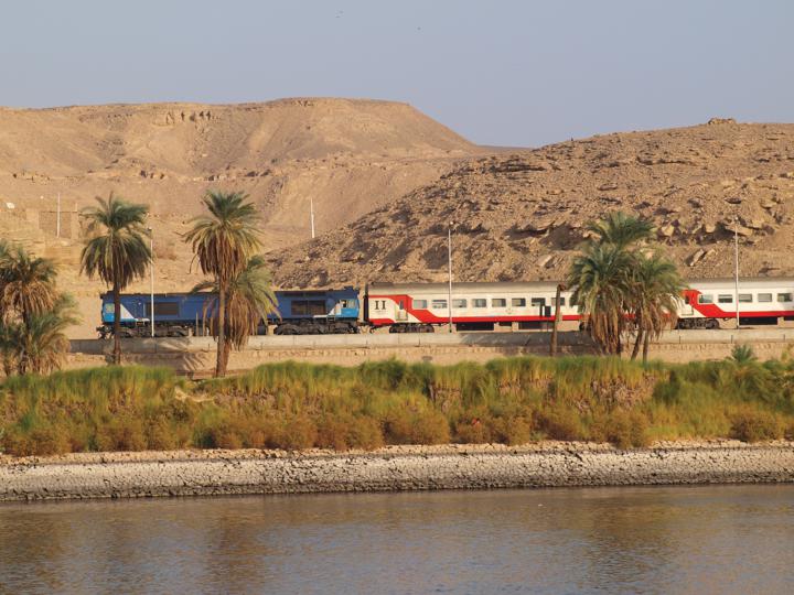 قطار على طول النيل